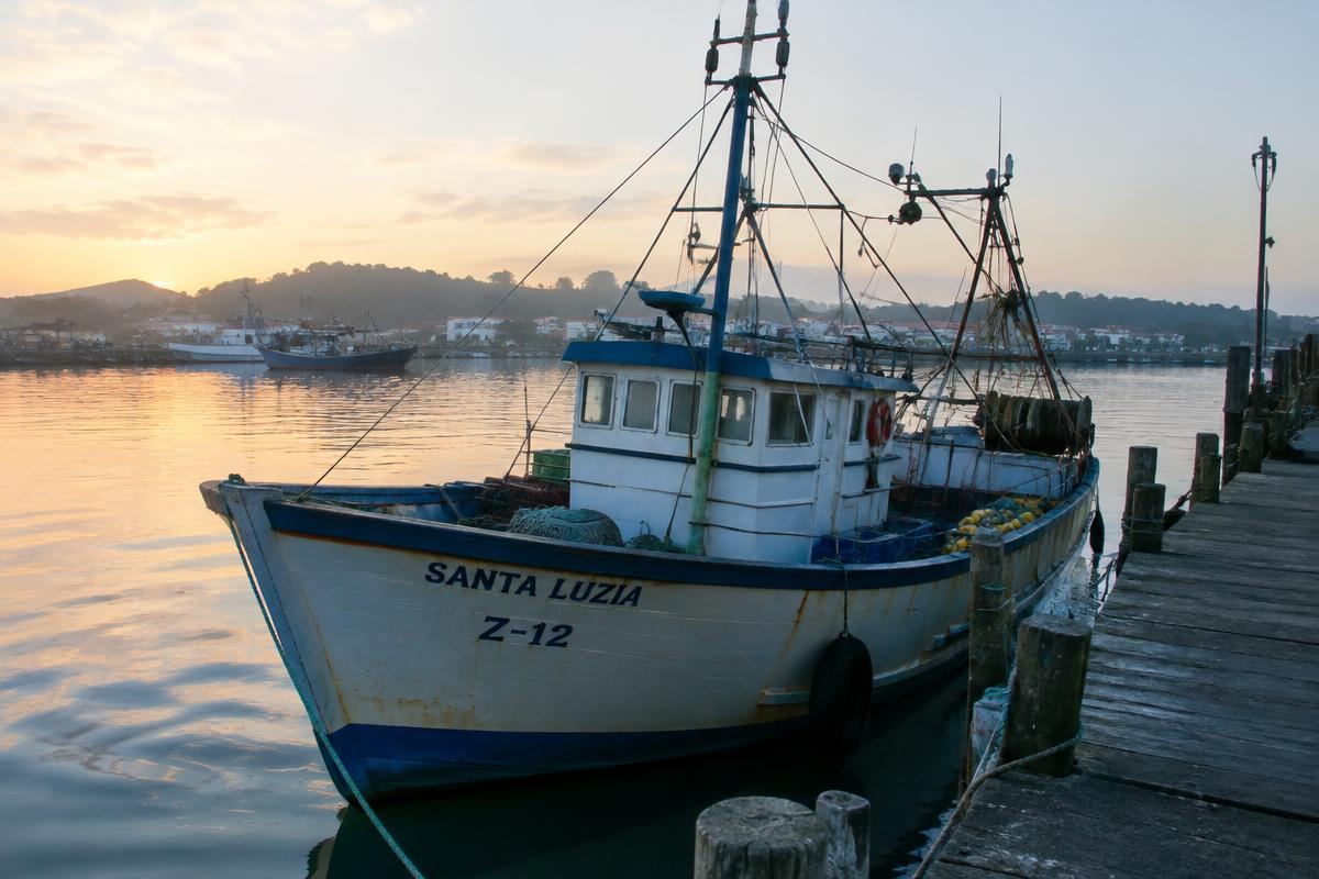 Monitoramento de barcos de pesca e lazer, no píer ou navegando — Rastreador para Barcos MonitGO em Balneário Camboriú/SC